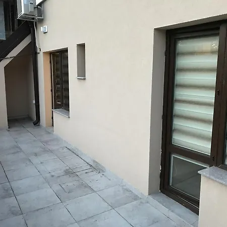 Apartment By Saturday Market *