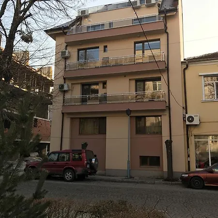 Apartment By Saturday Market *