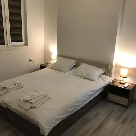 Apartment By Saturday Market *
