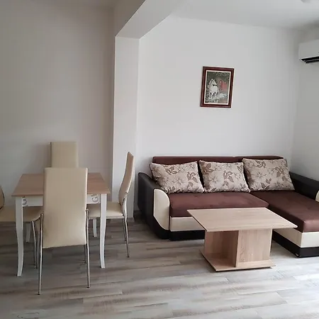 By Saturday Market Apartment