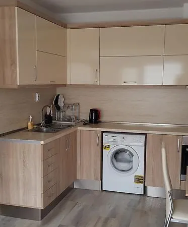Apartment By Saturday Market *
