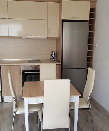 Apartment By Saturday Market *