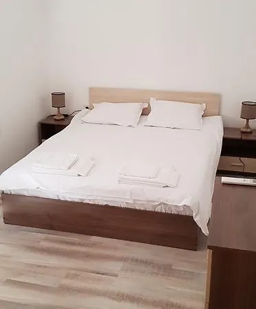 Apartment By Saturday Market *