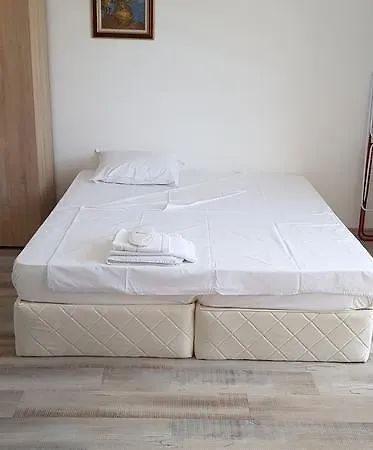 Apartment By Saturday Market *