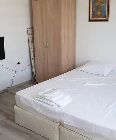 Apartment By Saturday Market *