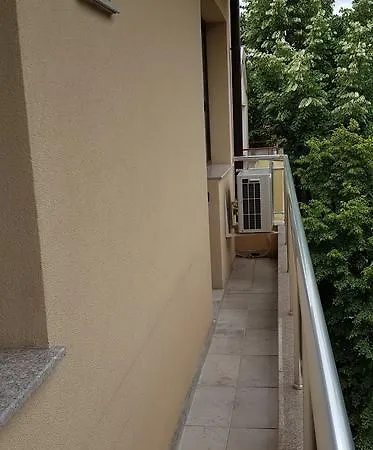 Apartment By Saturday Market *