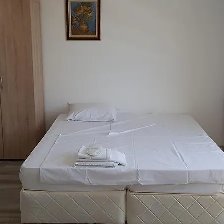 By Saturday Market Apartment *
