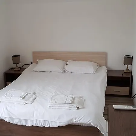 Apartment By Saturday Market *