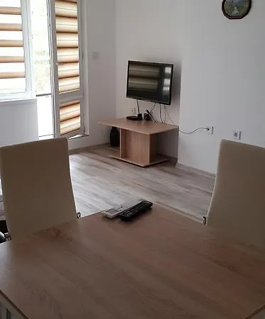 Apartment By Saturday Market *